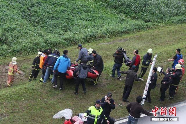 臺媒：復興航空墜河客機機體被吊上岸