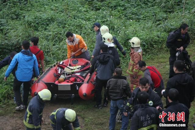 臺媒：復興航空墜河客機機體被吊上岸