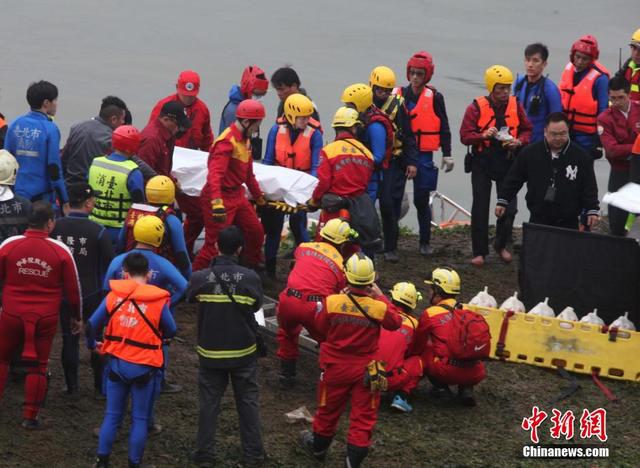 臺媒：復興航空墜河客機機體被吊上岸