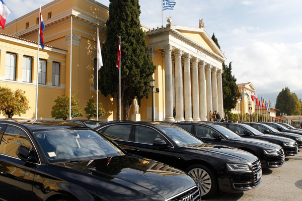 希腊政府出售公务车 部长出行将乘出租或骑摩托