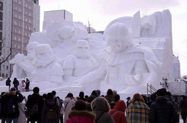 日本札幌冰雪節開幕 15米高雪雕亮相