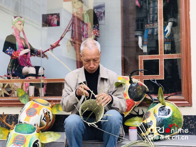 防城港上思:一雙巧手傳承非遺“舞鹿”工藝