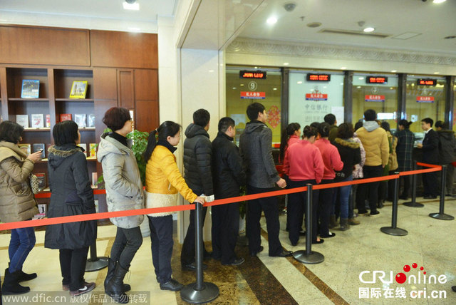 “羊年”賀歲普通紀念幣正式發行 各地民眾熱情兌換 “羊年”賀歲普通紀念幣正式發行 各地民眾熱情兌換