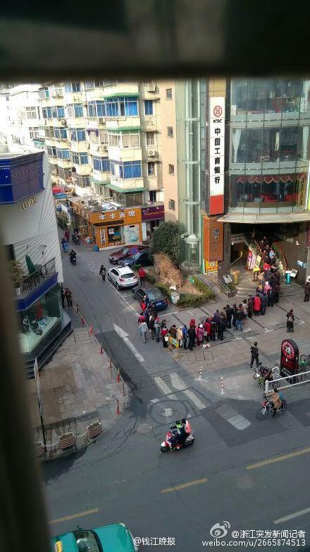 “羊年”賀歲普通紀念幣正式發行 各地民眾熱情兌換 “羊年”賀歲普通紀念幣正式發行 各地民眾熱情兌換