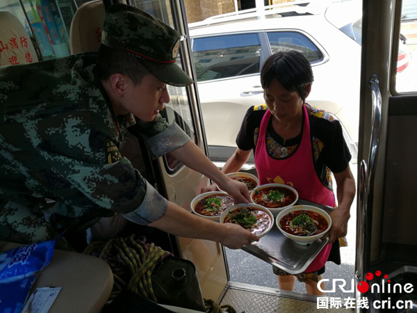 绵阳饭店老板为九寨沟救援消防官兵免费送热面