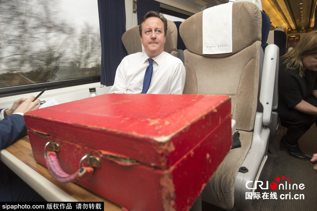 英国首相卡梅伦乘火车外出 机密红宝箱随身携带