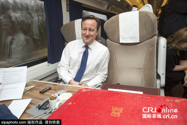 英国首相卡梅伦乘火车外出 机密红宝箱随身携带