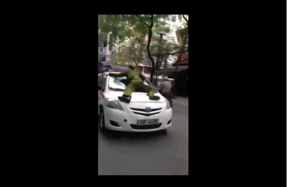 越南执着交警“扑车”阻止司机逃逸