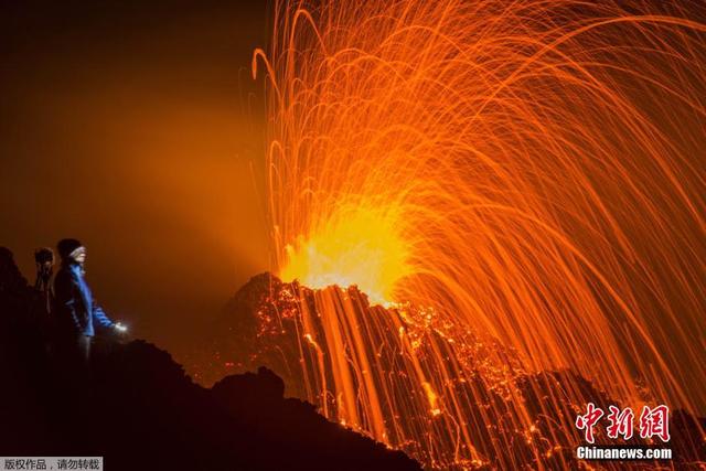 留尼旺岛富尔奈斯火山开始喷发