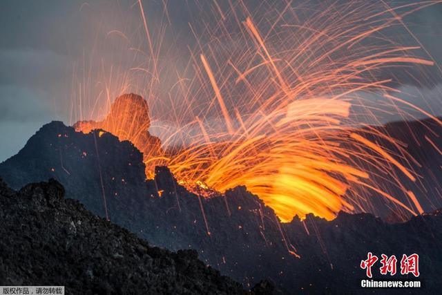 留尼旺岛富尔奈斯火山开始喷发