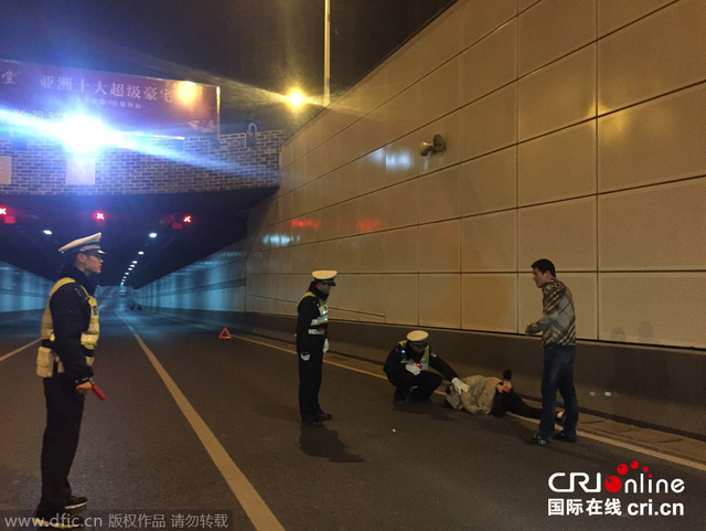 南京警方查酒驾 醉酒男子弃豪车跳下十米深隧道
