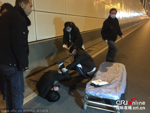 南京警方查酒驾 醉酒男子弃豪车跳下十米深隧道