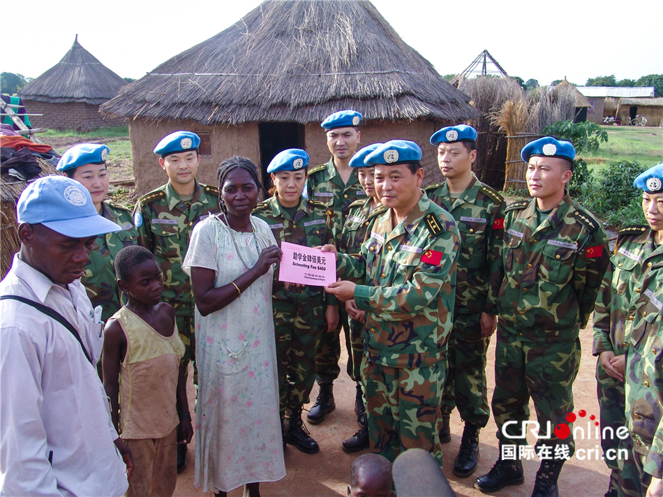 中國軍隊參加聯合國維和行動30年之三:人道關懷_fororder_3-11