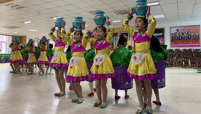 印尼大V手记：延吉市中央小学教育理念令人赞叹_fororder_670X380图1：教室的孩子们在朝鲜族舞蹈。辛迪 摄影
