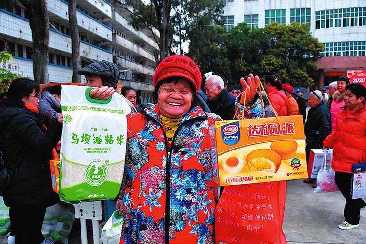 廣西南寧：愛心年夜飯再次飄香 200名群眾歡喜過大年