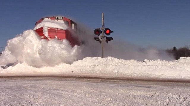 加拿大暴風雪肆虐 貨運列車猛闖積雪狂噴“雪霧”