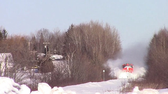 加拿大暴風雪肆虐 貨運列車猛闖積雪狂噴“雪霧”