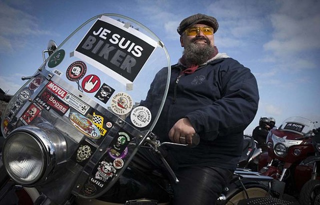 数百摩托车手齐聚巴黎 抗议新空气污染防治法