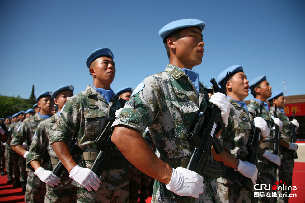 在慶祝建軍90週年活動中,維和官兵高唱國歌.攝影:張一夫