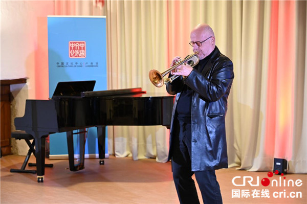 卢森堡中国文化中心举行线上欢庆中秋活动_fororder_卢森堡交响乐团指挥加斯特·沃金表演《蓝月亮》