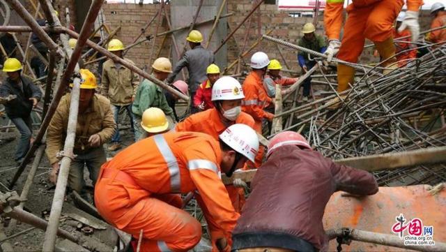 雲南一在建大樓腳手架坍塌13人被埋