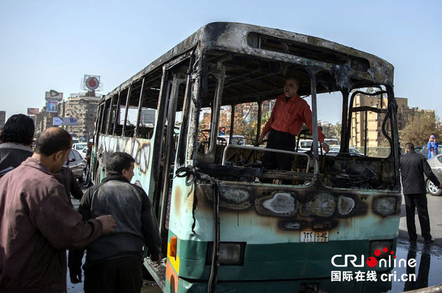 埃及一巴士遭縱火 嫌犯身份不明