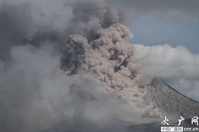 印尼锡纳朋火山喷发 火山灰覆盖周围村庄