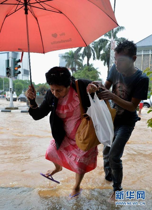 印度尼西亚雅加达雨季积水漫街