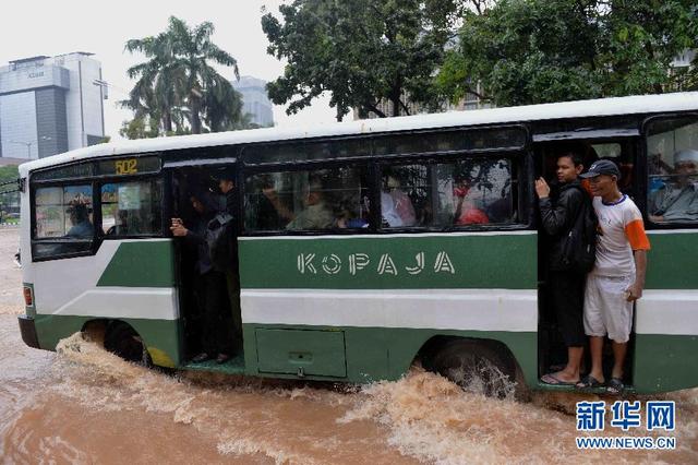 印度尼西亚雅加达雨季积水漫街