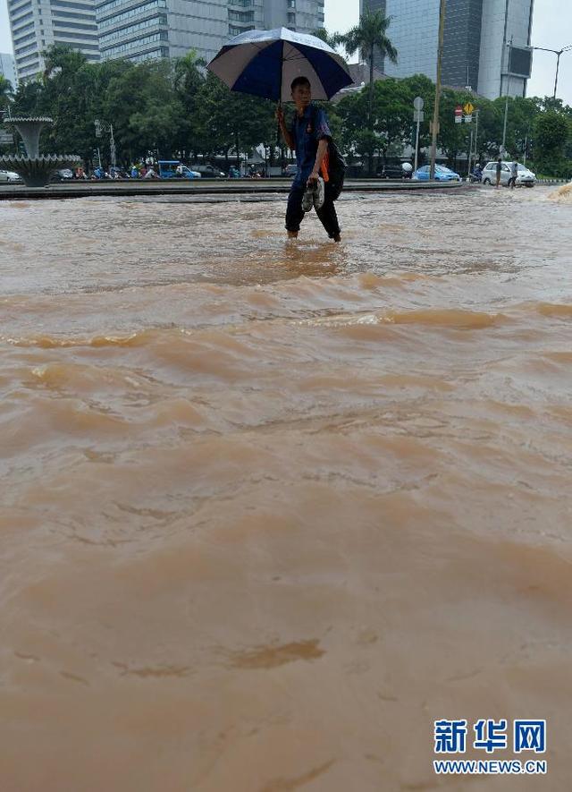 印度尼西亚雅加达雨季积水漫街