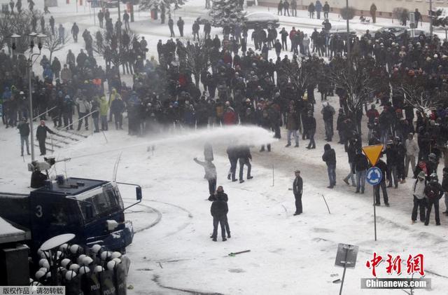 波蘭一礦工公司工人寒冬罷工示威 遭警方水槍驅散
