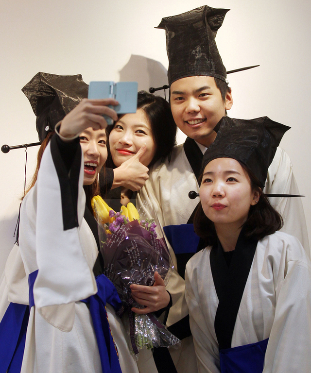 韩国大学生穿“道士服”参加毕业典礼