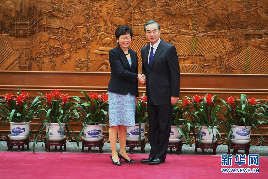 中国外交部长王毅会见香港特区行政长官林郑月娥