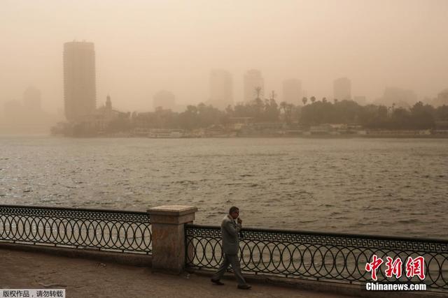 埃及遭遇沙尘暴 黄沙蔽日导致开罗机场关闭