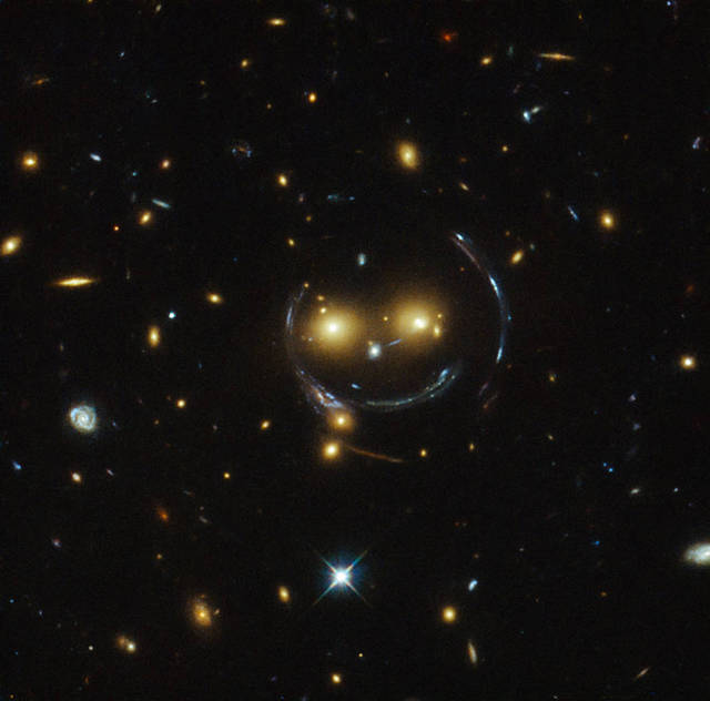 NASA公布哈勃望远镜拍摄宇宙“笑脸”照片
