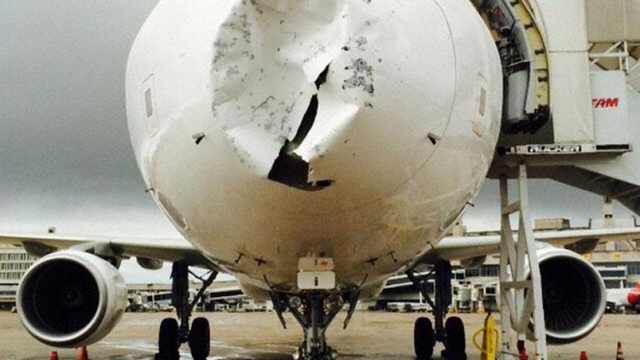 巴西一架客机遭遇冰雹被迫返航