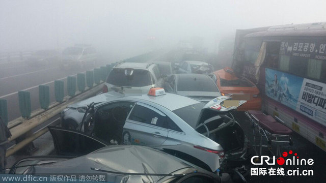 韓國高速路大霧造成60輛車追尾 致1死30傷