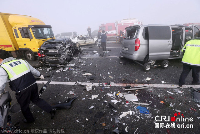 韩国高速路大雾造成60辆车追尾 致1死30伤