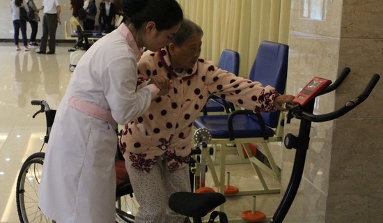 圖片默認標題_fororder_雲岩區中心敬老院護理人員幫助老年人進行康復訓練3.JPG