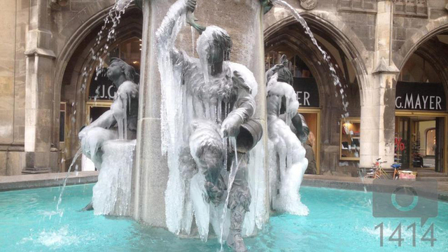 慕尼黑著名喷泉雕塑披上“冰衣” 如童话美景