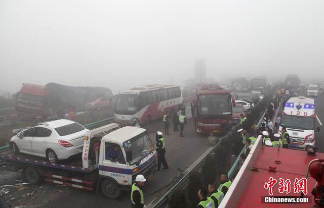 四川高速自貢段大霧引發連環追尾已致2死34傷