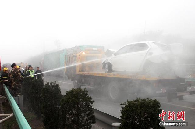 四川高速自貢段大霧引發連環追尾已致2死34傷