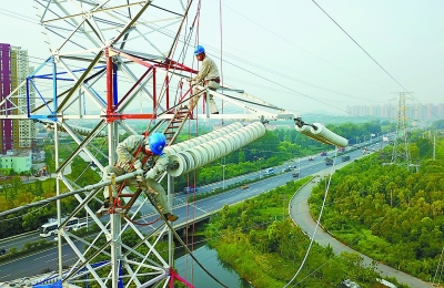（平安江苏图文）南京市供电部门检修设备 保障夏季供电