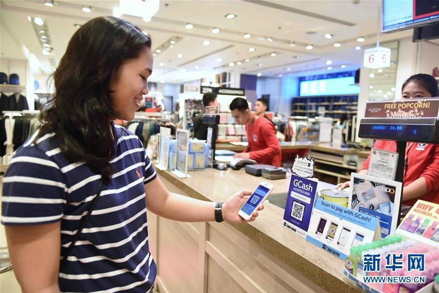 2017年11月11日，在菲律宾马尼拉一家商场，消费者使用GCash电子支付系统付款。与阿里巴巴合作的GCash被称作“菲律宾版支付宝”。新华社记者 秦晴 摄