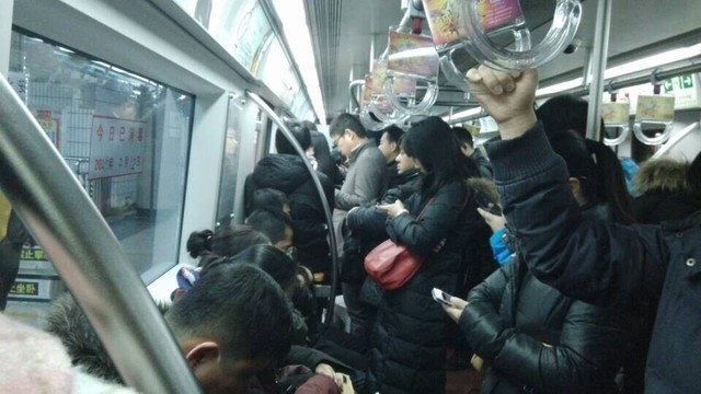 北京地铁1号线一乘客进入轨道正线 列车紧急制动