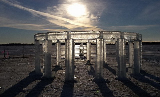 美国5名男子用冰柱复制英国巨石阵 美国5名男子用冰柱复制英国巨石阵