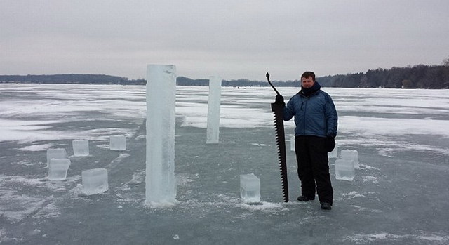 美国5名男子用冰柱复制英国巨石阵 美国5名男子用冰柱复制英国巨石阵
