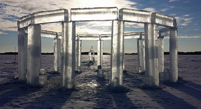 美国5名男子用冰柱复制英国巨石阵 美国5名男子用冰柱复制英国巨石阵