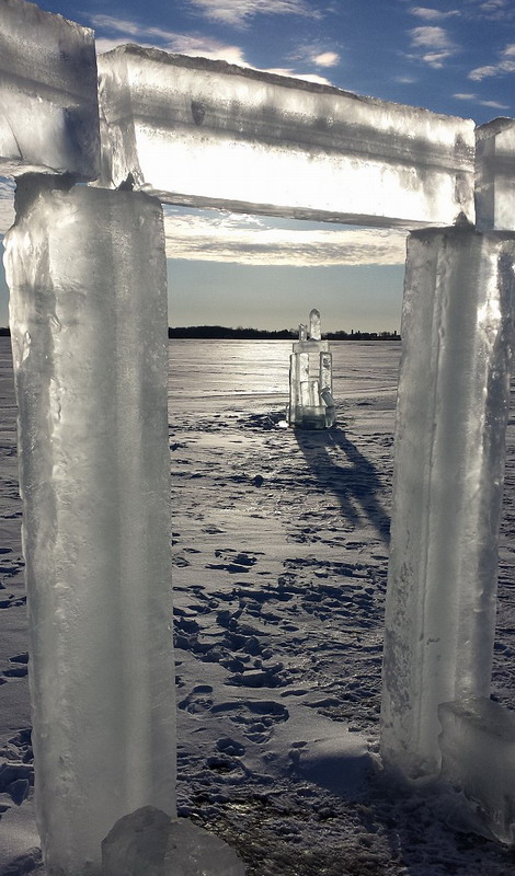 美国5名男子用冰柱复制英国巨石阵 美国5名男子用冰柱复制英国巨石阵