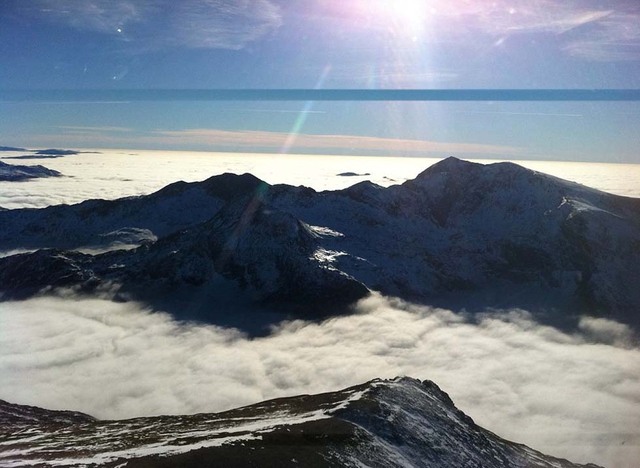 英国男子在800多米山顶拍下“云端慢跑”奇观